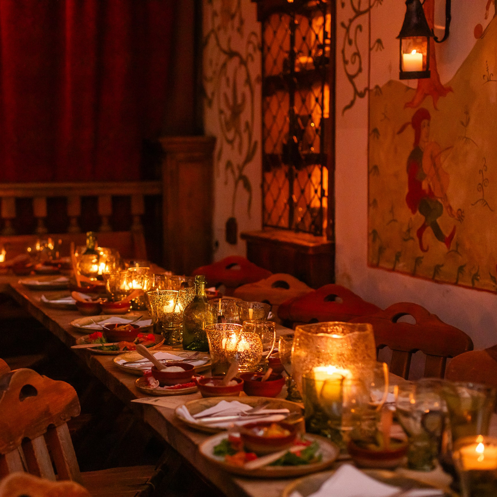 A long table laid by candlelight in the hall of Olde Hansa